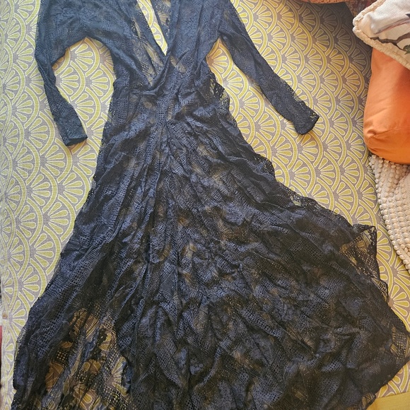 GORGEOUS MAJE LACE GOWN SIZE SMALL - Picture 4 of 5